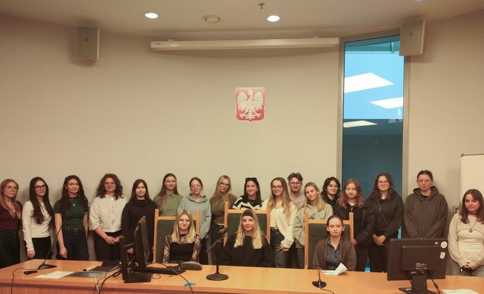 studenci w sali rozpraw