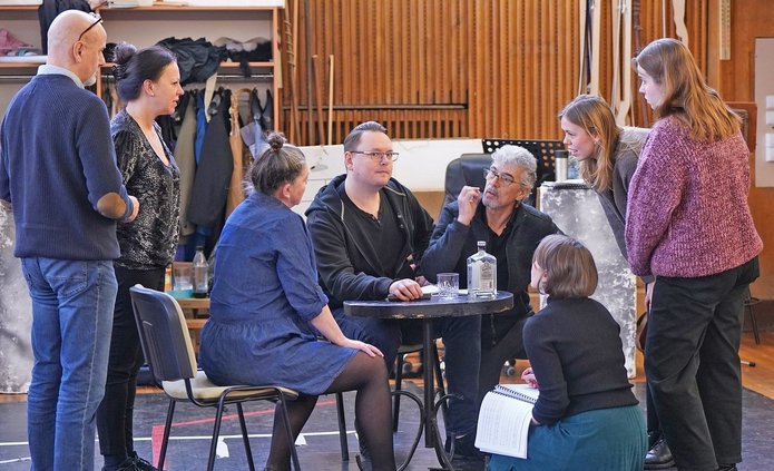 kadr z próby teatralnej z udziałem tłumaczy